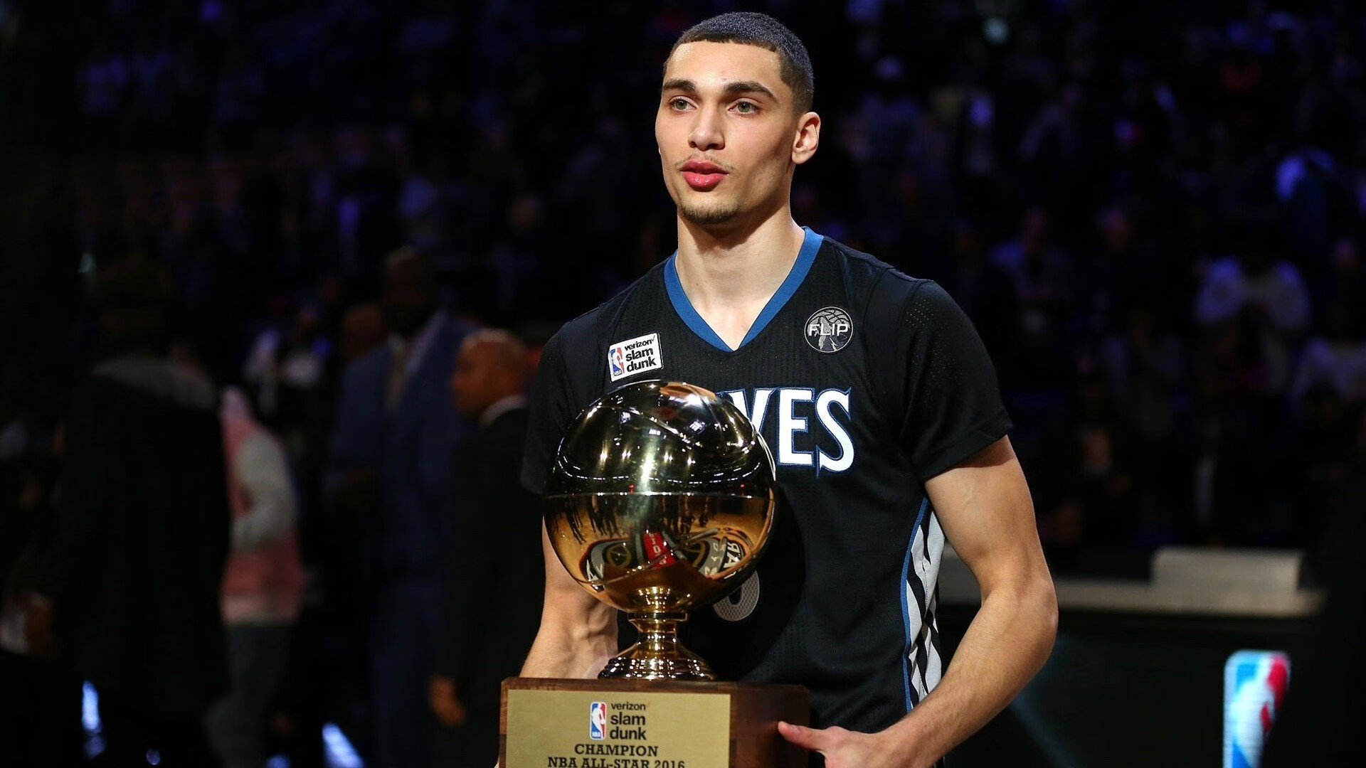 托桑·埃夫布奥姆万在NBA常规赛中首次亮相，埃托奥布冯